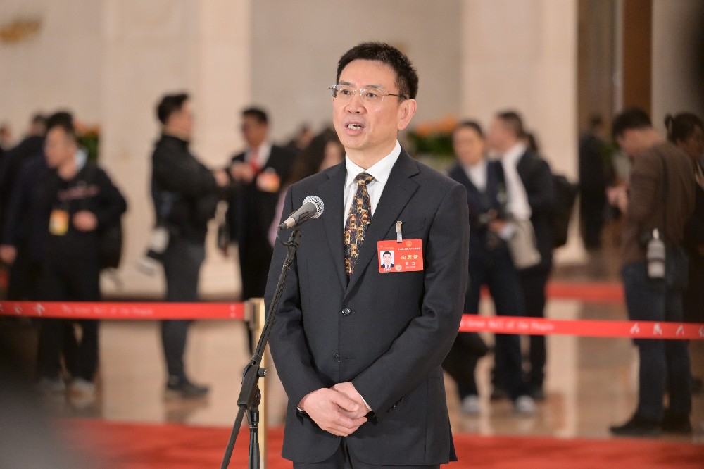黄立亮相“代表通道”谈创新：“别人能的，我们中国人也能！”